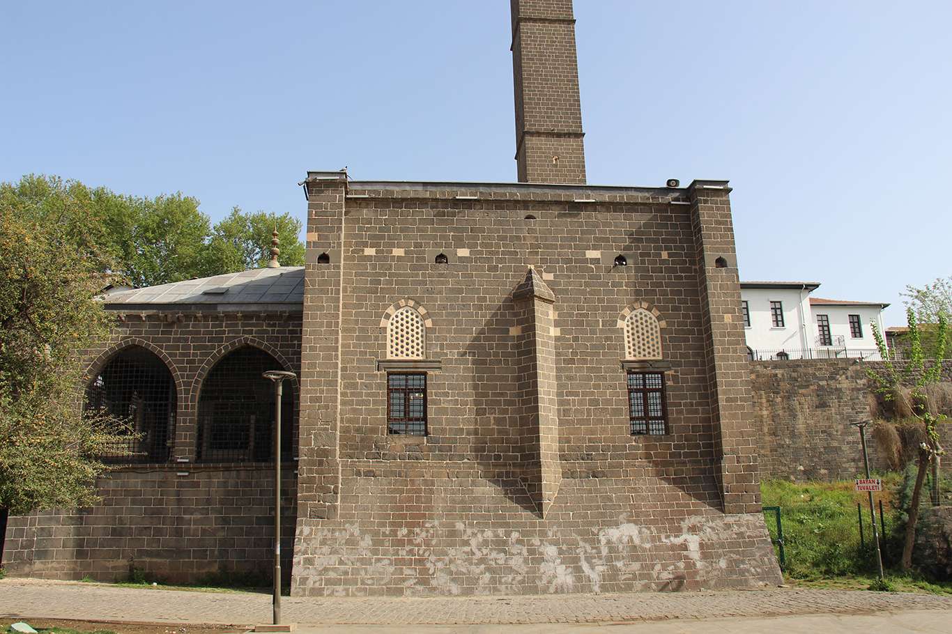 Tarihi Hazreti Süleyman Camii duvarına ilginç müdahale Tarihi Hazreti Süleyman Camii duvarına ilginç müdahale